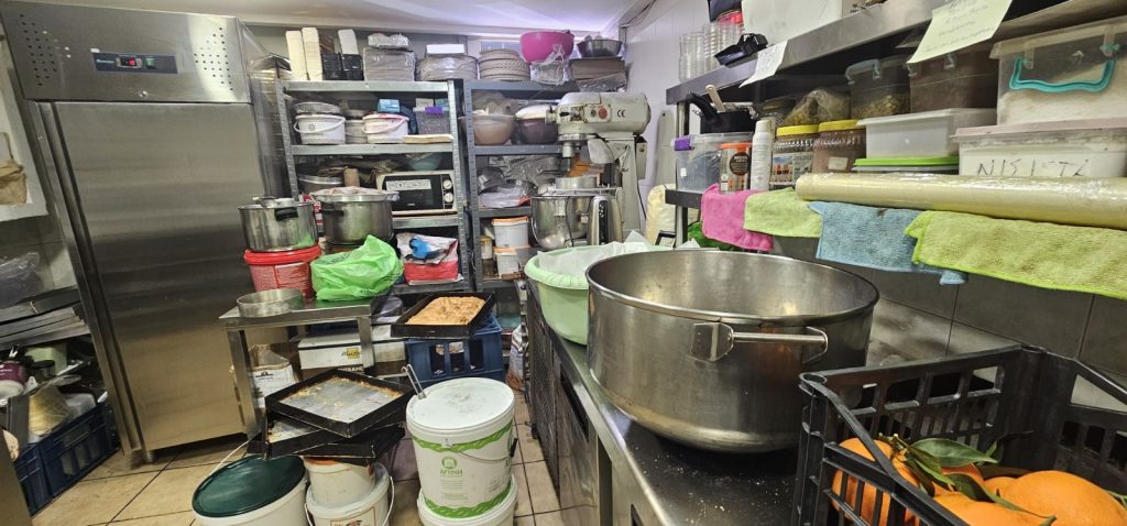 Κατασχέθηκαν 12 τόνοι ακατάλληλων προϊόντων στην Αττική: Χαλασμένα μπιφτέκια, βρόμικους πάγκους και άθλιες συνθήκες υγιεινής εντόπισαν έλεγχοι της Περιφέρειας