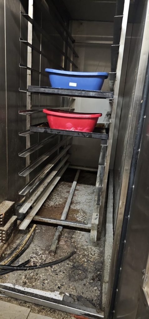 Κατασχέθηκαν 12 τόνοι ακατάλληλων προϊόντων στην Αττική: Χαλασμένα μπιφτέκια, βρόμικους πάγκους και άθλιες συνθήκες υγιεινής εντόπισαν έλεγχοι της Περιφέρειας