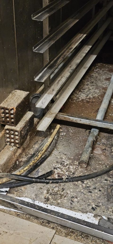 Κατασχέθηκαν 12 τόνοι ακατάλληλων προϊόντων στην Αττική: Χαλασμένα μπιφτέκια, βρόμικους πάγκους και άθλιες συνθήκες υγιεινής εντόπισαν έλεγχοι της Περιφέρειας