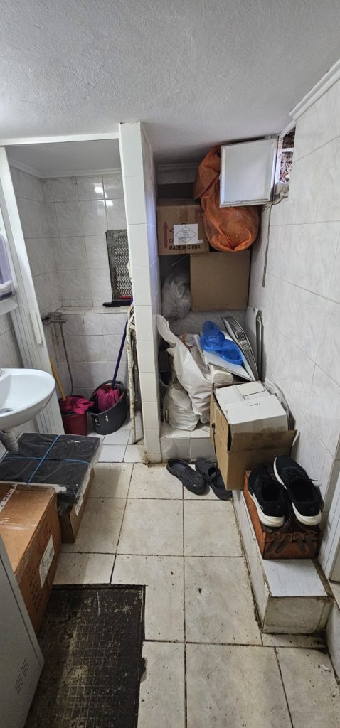 Κατασχέθηκαν 12 τόνοι ακατάλληλων προϊόντων στην Αττική: Χαλασμένα μπιφτέκια, βρόμικους πάγκους και άθλιες συνθήκες υγιεινής εντόπισαν έλεγχοι της Περιφέρειας