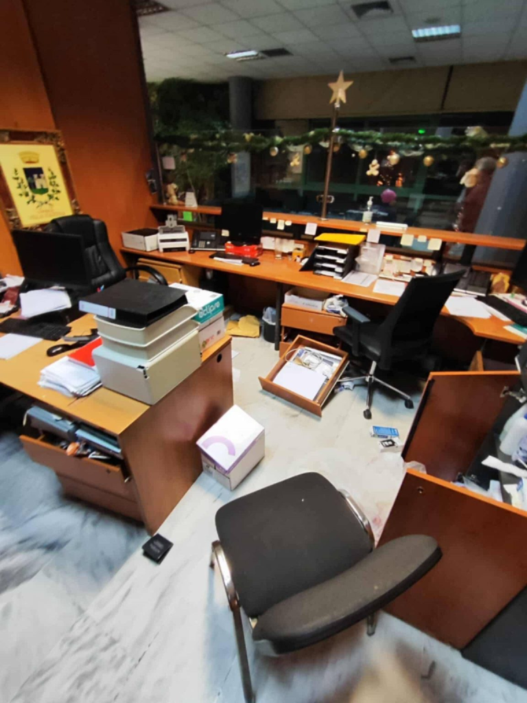 Σαρωνικός: Ταυτοποιήθηκε ο «πεινασμένος» διαρρήκτης – Είχε εισβάλλει στο Δημαρχείο και έφαγε τα τρόφιμα που βρήκε στα γραφεία