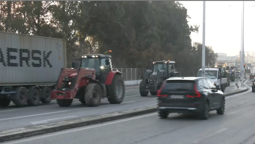 Κλιμακώνονται οι αγροτικές κινητοποιήσεις – Πού υπάρχουν μπλόκα