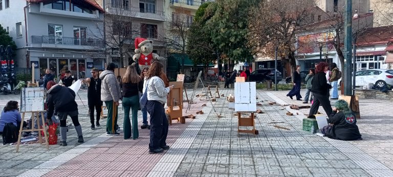 Φλώρινα : Οι φοιτητές της σχολής εικαστικών τεχνών έβγαλαν τα καβαλέτα στη κεντρική πλατεία σε ένδειξη διαμαρτυρίας