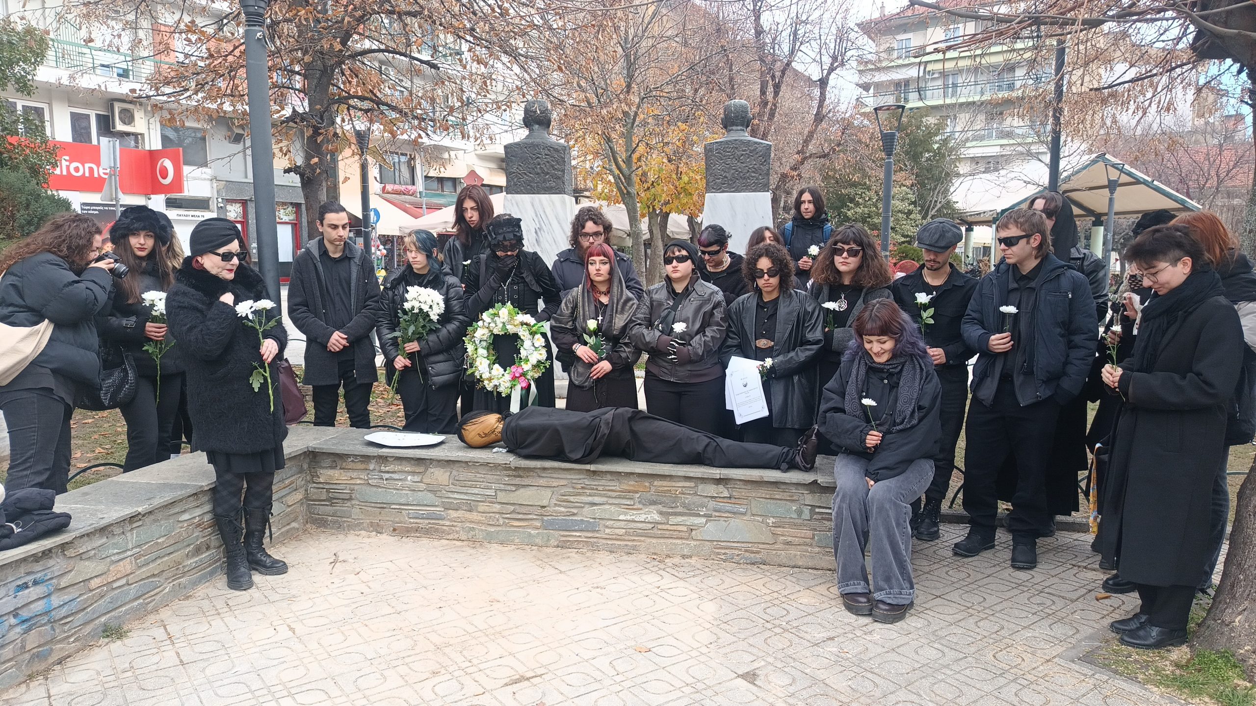 img-20251217-110755018 Φλώρινα: “Κηδεία” της σχολής εικαστικών τεχνών από τους φοιτητές