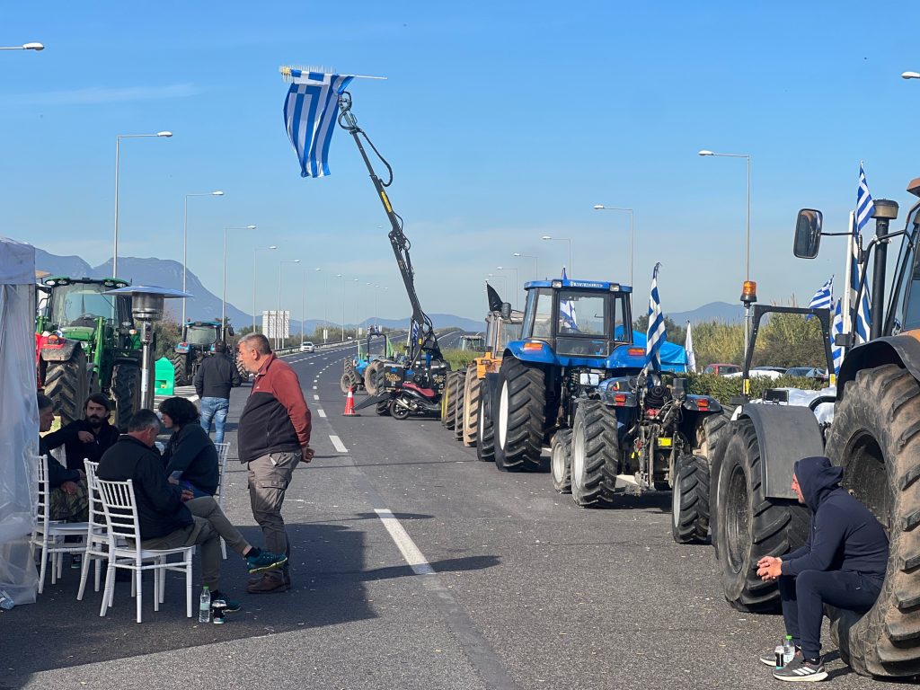 Μεσσηνία: Παραμένει το μπλόκο στη Θουρία και κλιμακώνουν οι αγρότες- Διευκολύνεται η κυκλοφορία ενόψει Χριστουγέννων