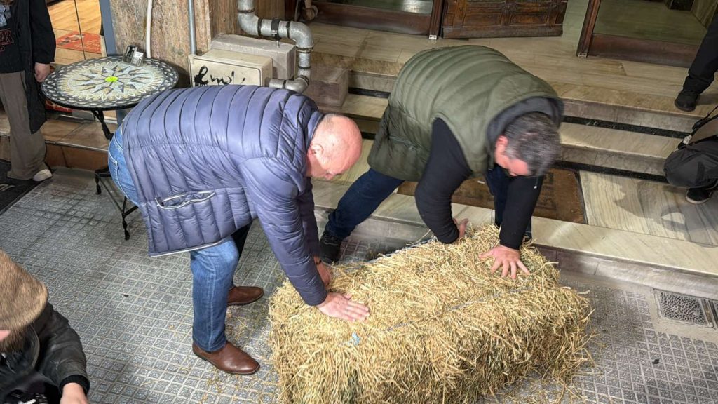 Λάρισα: Κινητοποίηση αγροτών – Δεν τρώμε σανό θέλουμε λύσεις