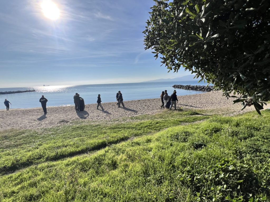 Μαθητές καθάρισαν την ακτή του Αναύρου