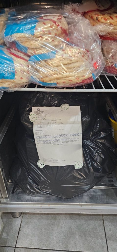 Κατασχέθηκαν 12 τόνοι ακατάλληλων προϊόντων στην Αττική: Χαλασμένα μπιφτέκια, βρόμικους πάγκους και άθλιες συνθήκες υγιεινής εντόπισαν έλεγχοι της Περιφέρειας