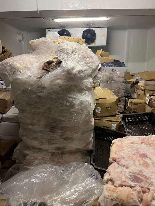 Κατασχέθηκαν 12 τόνοι ακατάλληλων προϊόντων στην Αττική: Χαλασμένα μπιφτέκια, βρόμικους πάγκους και άθλιες συνθήκες υγιεινής εντόπισαν έλεγχοι της Περιφέρειας