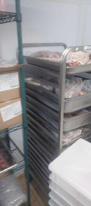 Κατασχέθηκαν 12 τόνοι ακατάλληλων προϊόντων στην Αττική: Χαλασμένα μπιφτέκια, βρόμικους πάγκους και άθλιες συνθήκες υγιεινής εντόπισαν έλεγχοι της Περιφέρειας