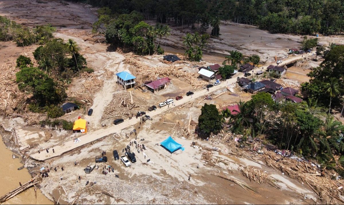 Ινδονησία: 1.160 νεκροί και εκατοντάδες αγνοούμενοι από τις πλημμύρες – Μάχη με τον χρόνο δίνουν οι διασώστες