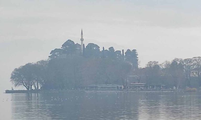 Αιθαλομίχλη στα Ιωάννινα: Θεσμικές παρεμβάσεις και προειδοποιήσεις για τη δημόσια υγεία