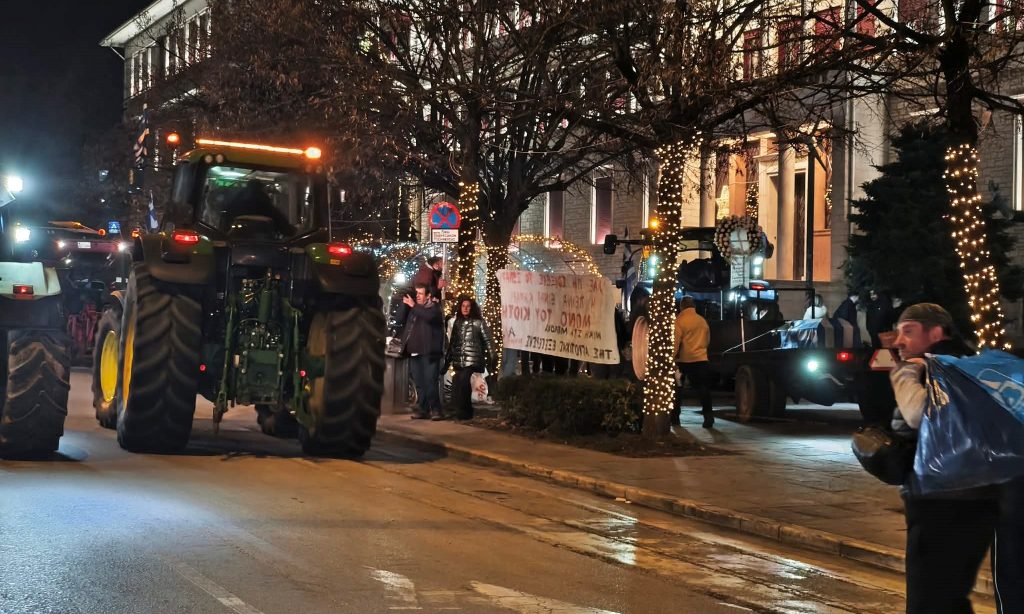 Μηχανοκίνητη πορεία αγροτών με τρακτέρ στο κέντρο των Ιωαννίνων