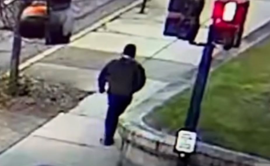 Οι Αρχές δημοσιεύουν βίντεο με τον ύποπτο της ένοπλης επίθεσης στο Πανεπιστήμιο Μπράουν