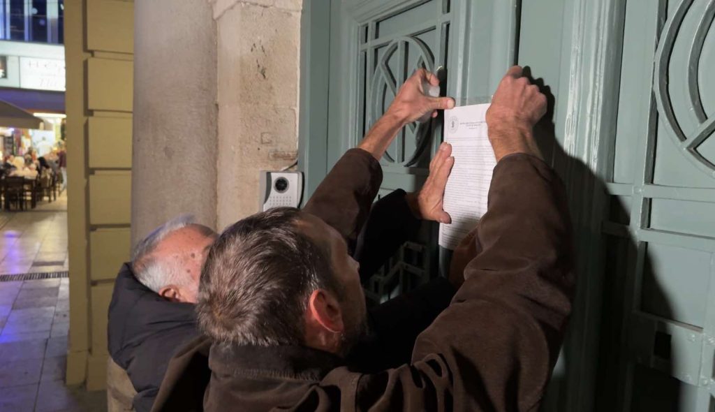 Ηράκλειο: Συμβολική διαμαρτυρία αγροτών στα γραφεία της Περιφέρειας – Έριξαν φύλλα ελιάς στην πλατεία