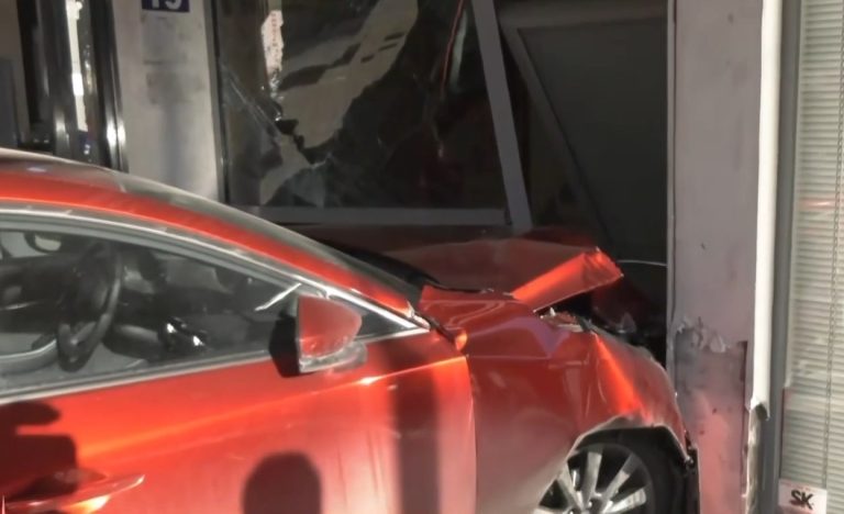 Θεσσαλονίκη: Αυτοκίνητο κατέληξε σε είσοδο πολυκατοικίας – Από θαύμα δεν υπήρξαν θύματα