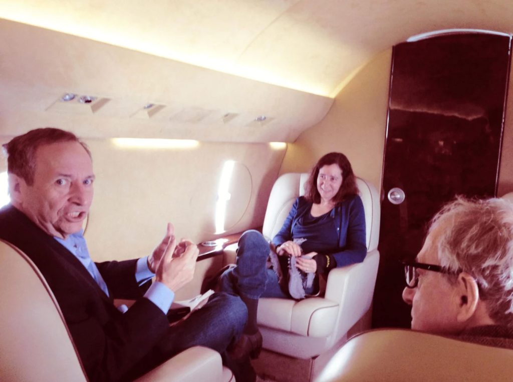 Nέες φωτογραφίες του Έπστιν και των καλεσμένων του: Προφυλακτικά «Τραμπ», Μπιλ Κλίντον, Γούντι Άλεν και πάρτι με γυναίκες