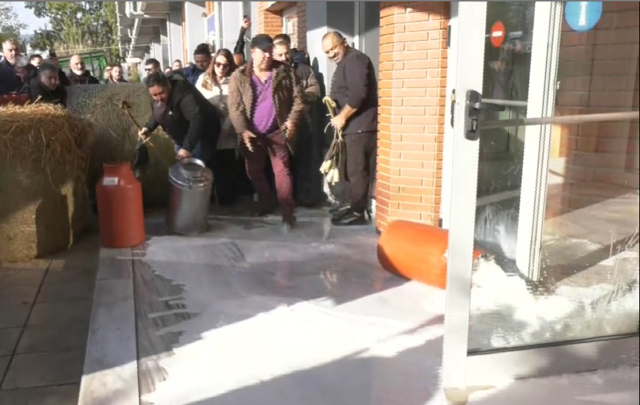 Ένταση στην Καβάλα: Κατάληψη του κτηρίου της Αντιπεριφέρειας από τους αγρότες – Πετούν άχυρα και γάλα