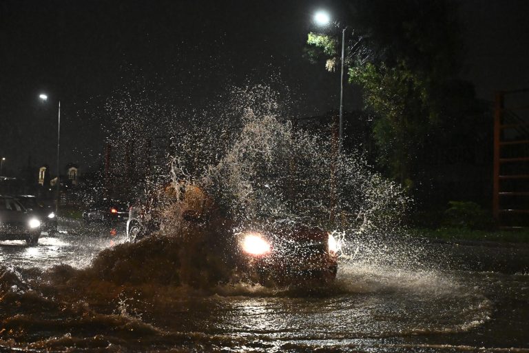 Κακοκαιρία Byron: Συνεχίζεται το «σφυροκόπημα» στην Αττική – Ποιοι δρόμοι είναι κλειστοί