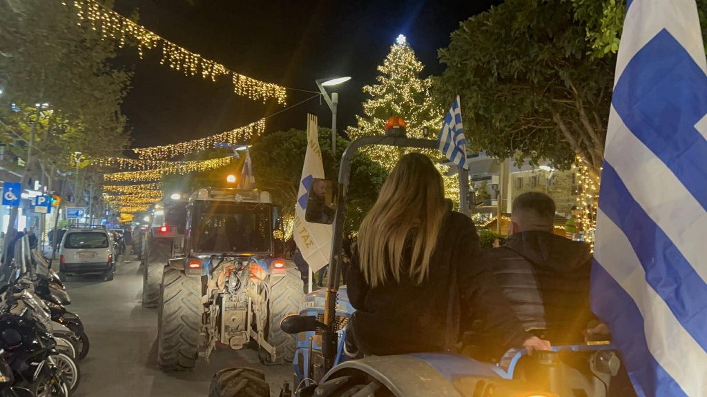 Δεκάδες τρακτέρ εισήλθαν στο κέντρο της Καλαμάτας – Στο μπλόκο της Θουρίας τα Χριστούγεννα οι αγρότες