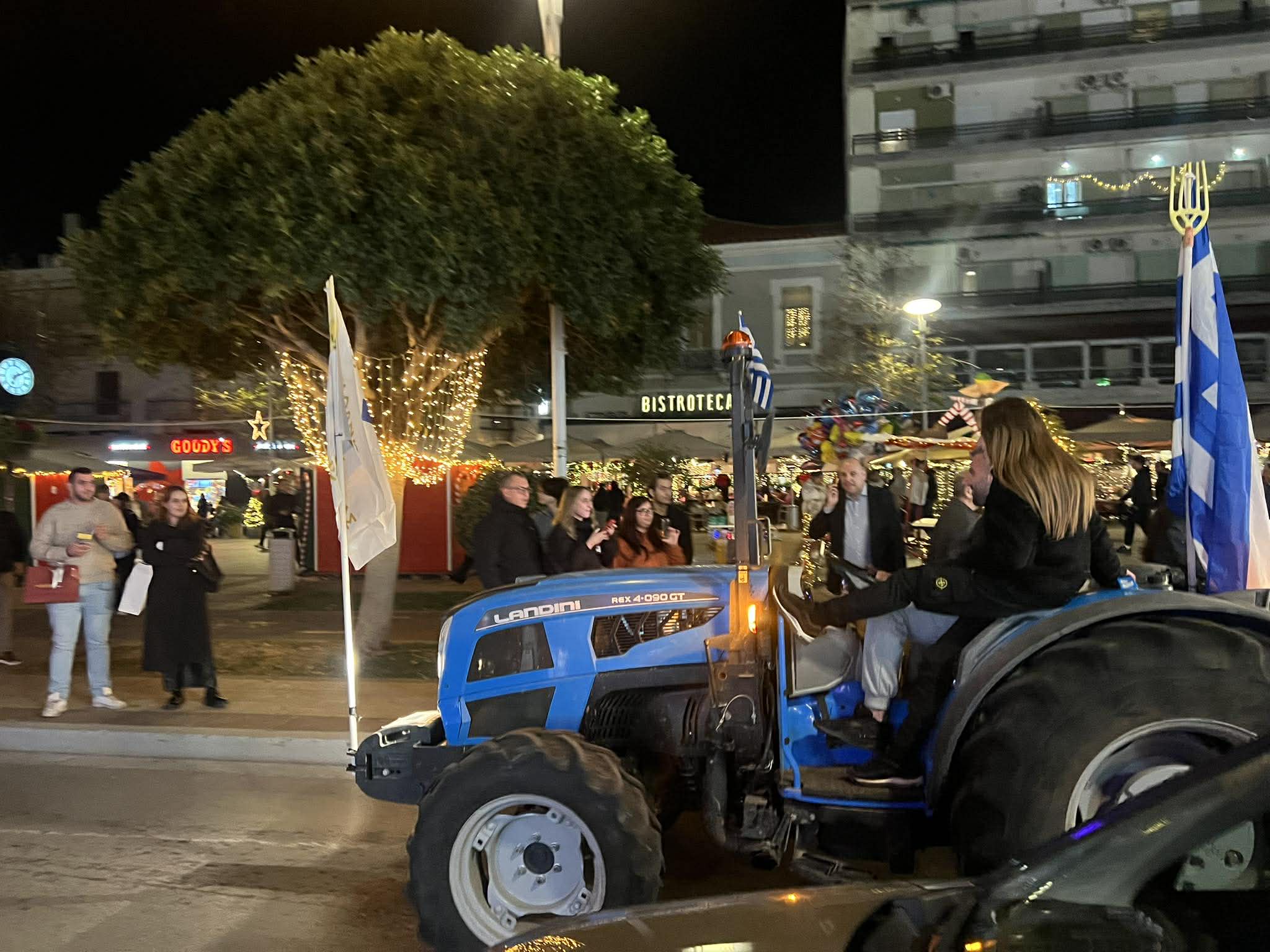 Δεκάδες τρακτέρ εισήλθαν στο κέντρο της Καλαμάτας – Στο μπλόκο της Θουρίας τα Χριστούγεννα οι αγρότες