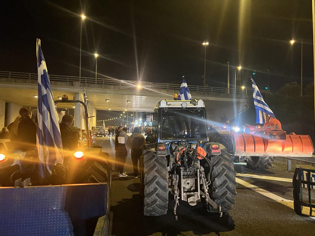 Δεκάδες τρακτέρ εισήλθαν στο κέντρο της Καλαμάτας – Στο μπλόκο της Θουρίας τα Χριστούγεννα οι αγρότες