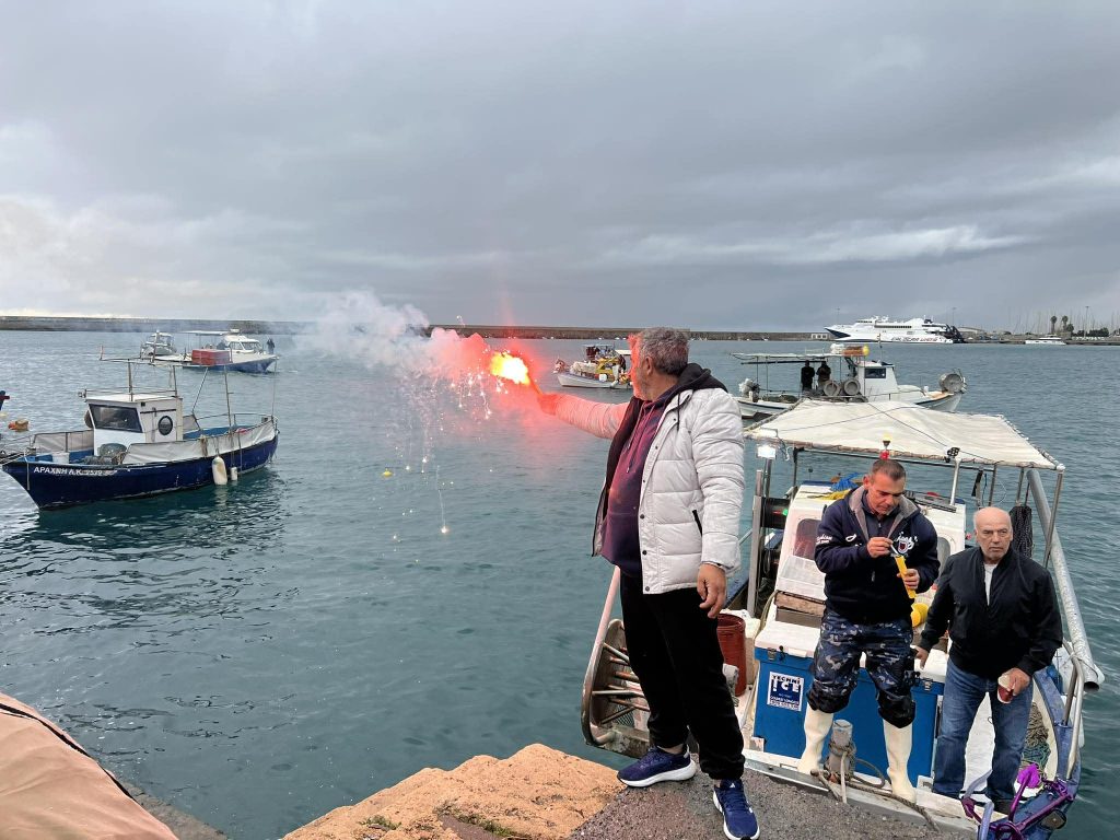 Αλιείς, αγρότες και κτηνοτρόφοι ένωσαν δυνάμεις στο λιμάνι της Καλαμάτας