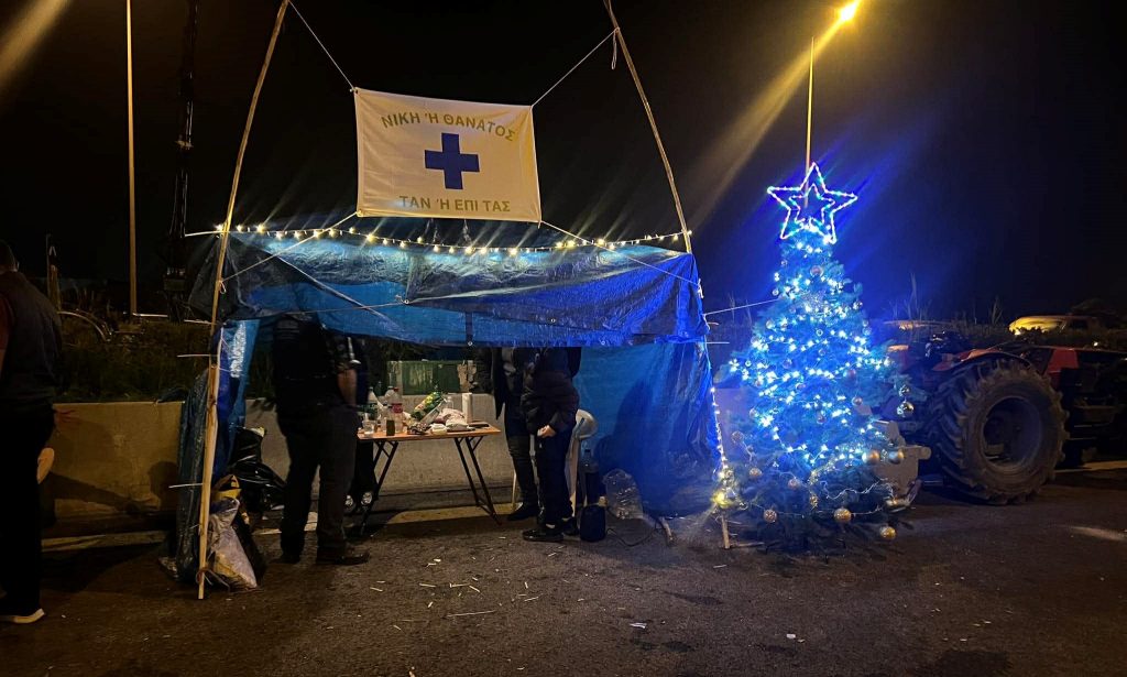 Μεσσηνία: Σε σύσκεψη οι αγρότες του μπλόκου μετά την παρέμβαση εισαγγελέα – Στόλισαν και Χριστουγεννιάτικο δέντρο