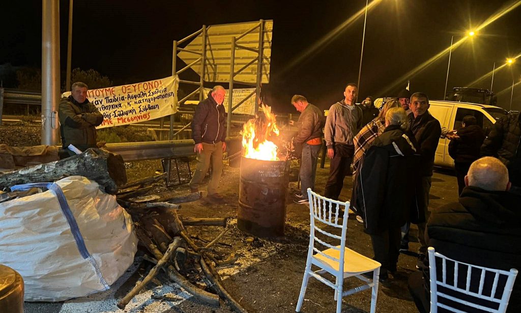 Μεσσηνία: Σε σύσκεψη οι αγρότες του μπλόκου μετά την παρέμβαση εισαγγελέα – Στόλισαν και Χριστουγεννιάτικο δέντρο