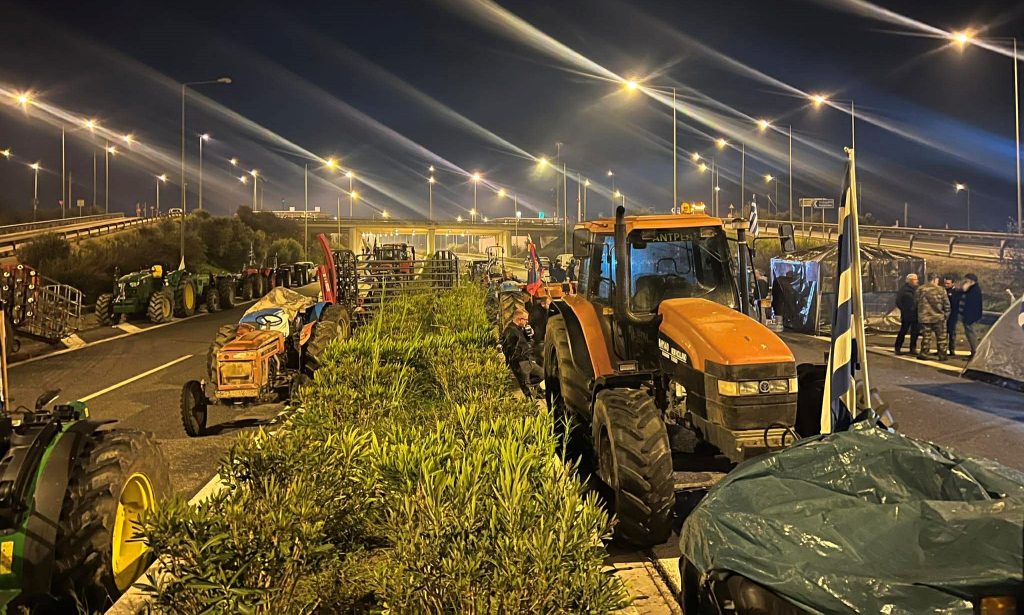 Μεσσηνία: Σε σύσκεψη οι αγρότες του μπλόκου μετά την παρέμβαση εισαγγελέα – Στόλισαν και Χριστουγεννιάτικο δέντρο