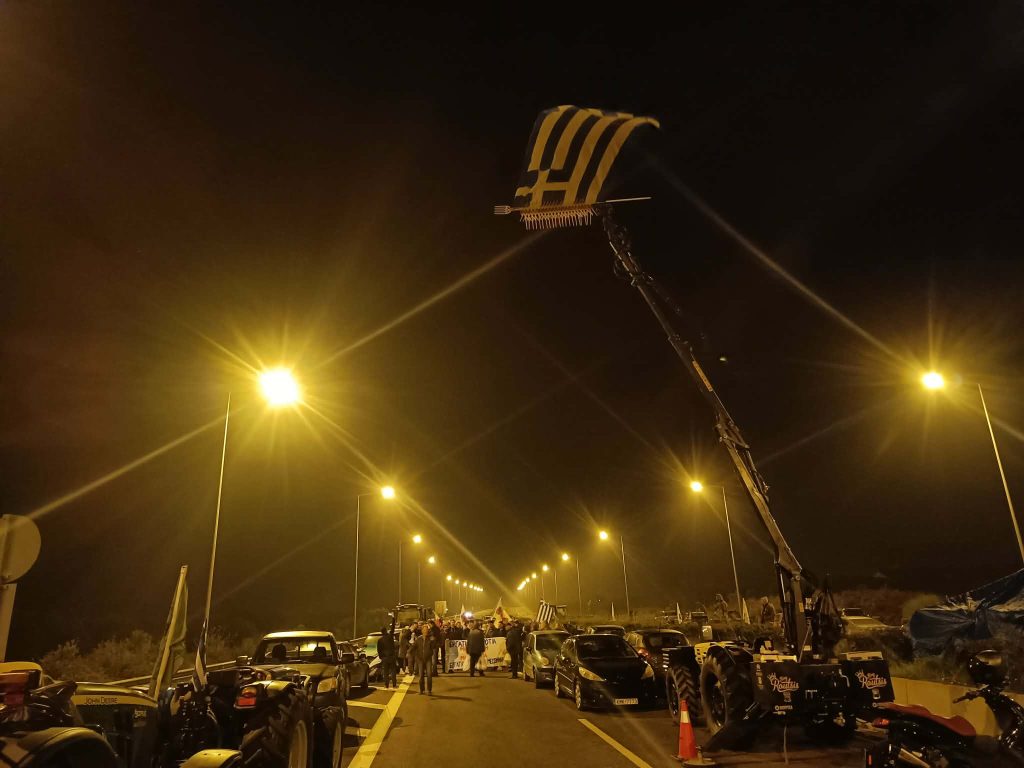 Καλαμάτα: Μηχανοκίνητη πορεία σωματείων στο μπλόκο των αγροτών