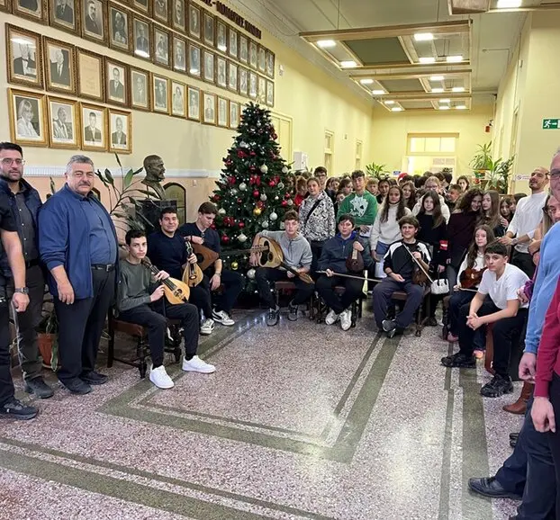 Χανιά: Οι μαθητές του Μουσικού Σχολείου έψαλαν τα κάλαντα στον Αντιπεριφερειάρχη