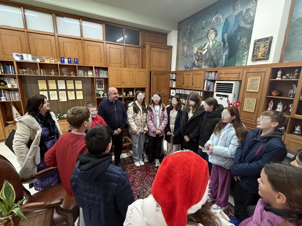 Κάλαντα από μαθητές της Πρωτοβάθμιας και Δευτεροβάθμιας Εκπαίδευσης στον δήμαρχο Τρικκαίων
