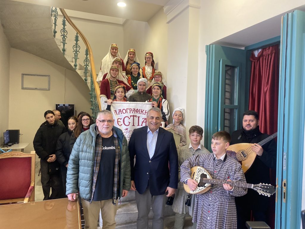 Σε εορταστικό κλίμα η Τρίπολη παρά τη νεροποντή