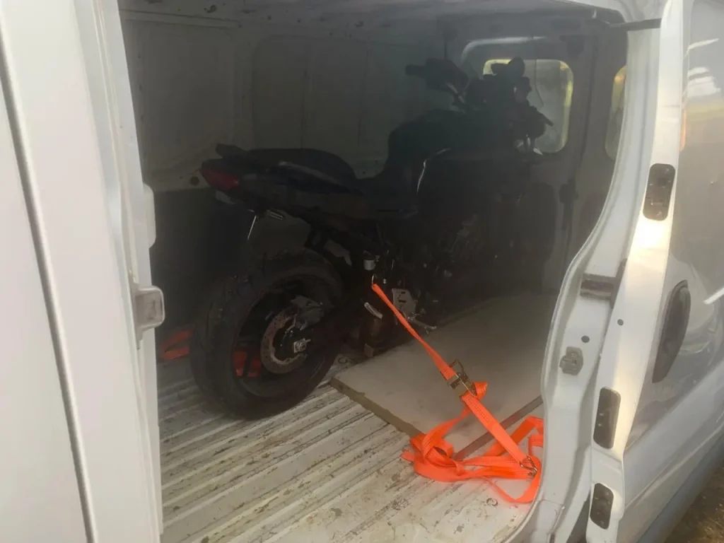 Καλάσνικοφ, σιγαστήρες και μπιτόνια βενζίνης εντόπισε το ελληνικό FBI στα Καλύβια – Συνελήφθη 37χρονος που φέρεται να προετοίμαζε δολοφονία