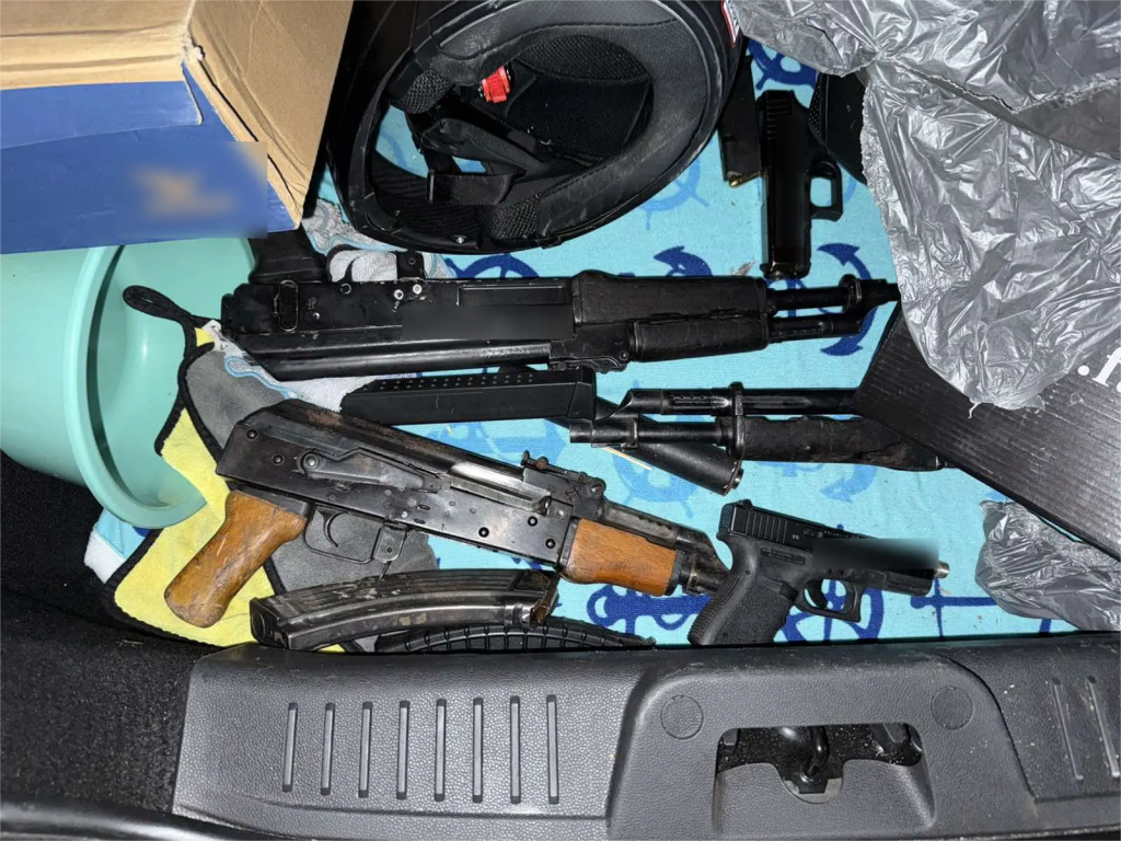 Καλάσνικοφ, σιγαστήρες και μπιτόνια βενζίνης εντόπισε το ελληνικό FBI στα Καλύβια – Συνελήφθη 37χρονος που φέρεται να προετοίμαζε δολοφονία