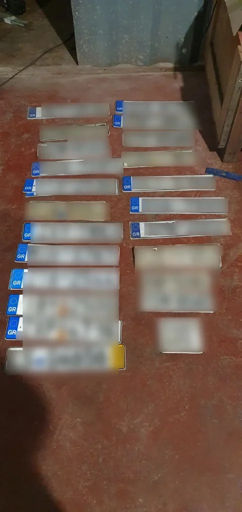 Καλάσνικοφ, σιγαστήρες και μπιτόνια βενζίνης εντόπισε το ελληνικό FBI στα Καλύβια – Συνελήφθη 37χρονος που φέρεται να προετοίμαζε δολοφονία