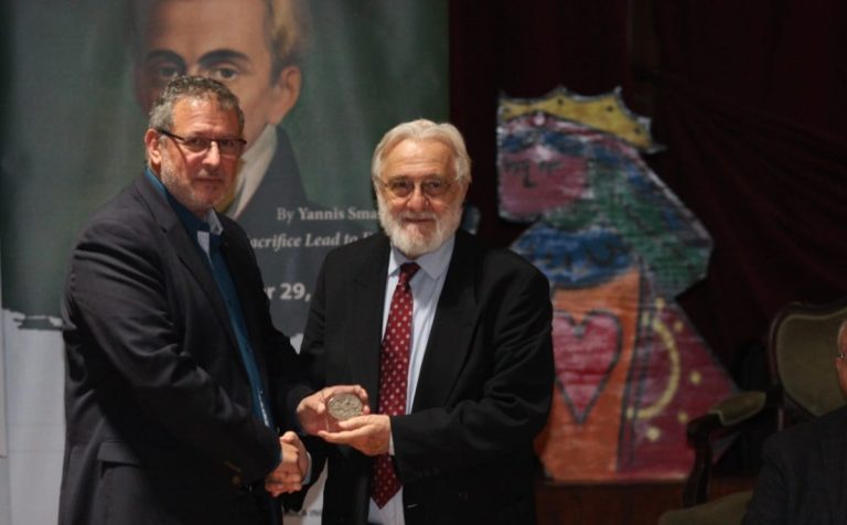 Τον σκηνοθέτη Γιάννη Σμαραγδή τίμησε το Παγκόσμιο Συμβούλιο Κρητών στη Νέα Υόρκη