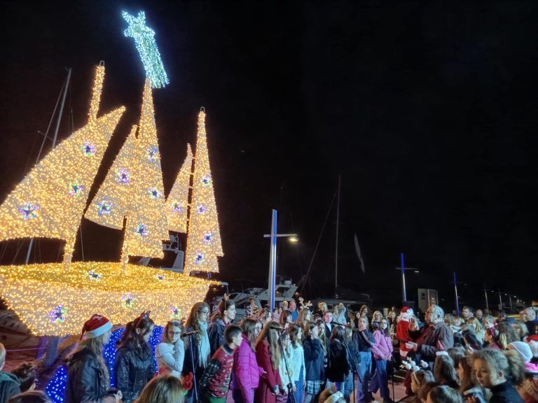 Καλαμάτα: Φωταγωγήθηκε το Χριστουγεννιάτικο καραβάκι στην κεντρική προκυμαία του λιμανιού