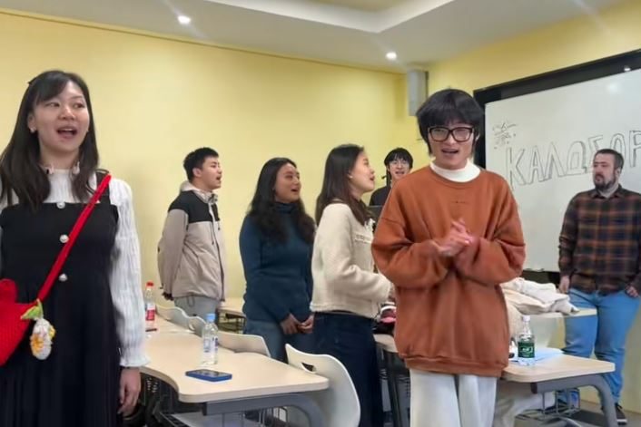 Κινέζοι φοιτητές τραγουδούν σε άπταιστα ελληνικά το «Άσπρα καράβια τα όνειρα μας» – Η συγκινητική στιγμή που έγινε viral