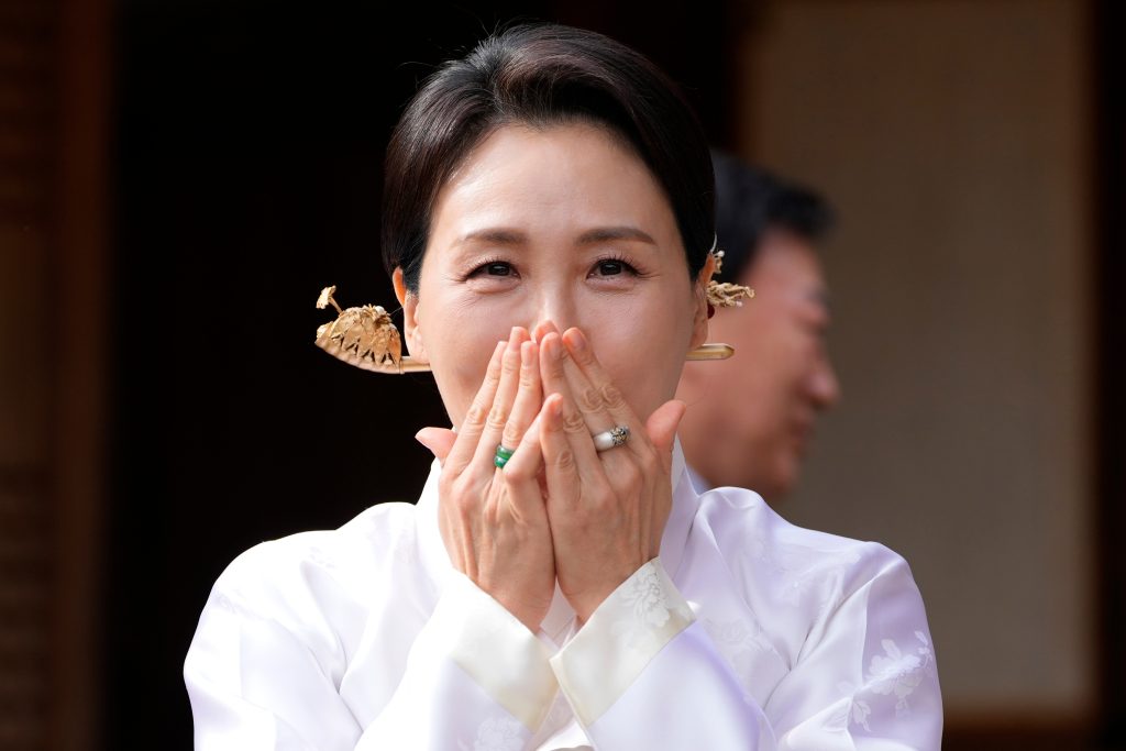 Νότια Κορέα: Για δωροδοκίες σε είδος αξίας 200.000 δολαρίων κατηγορείται η τέως πρώτη κυρία