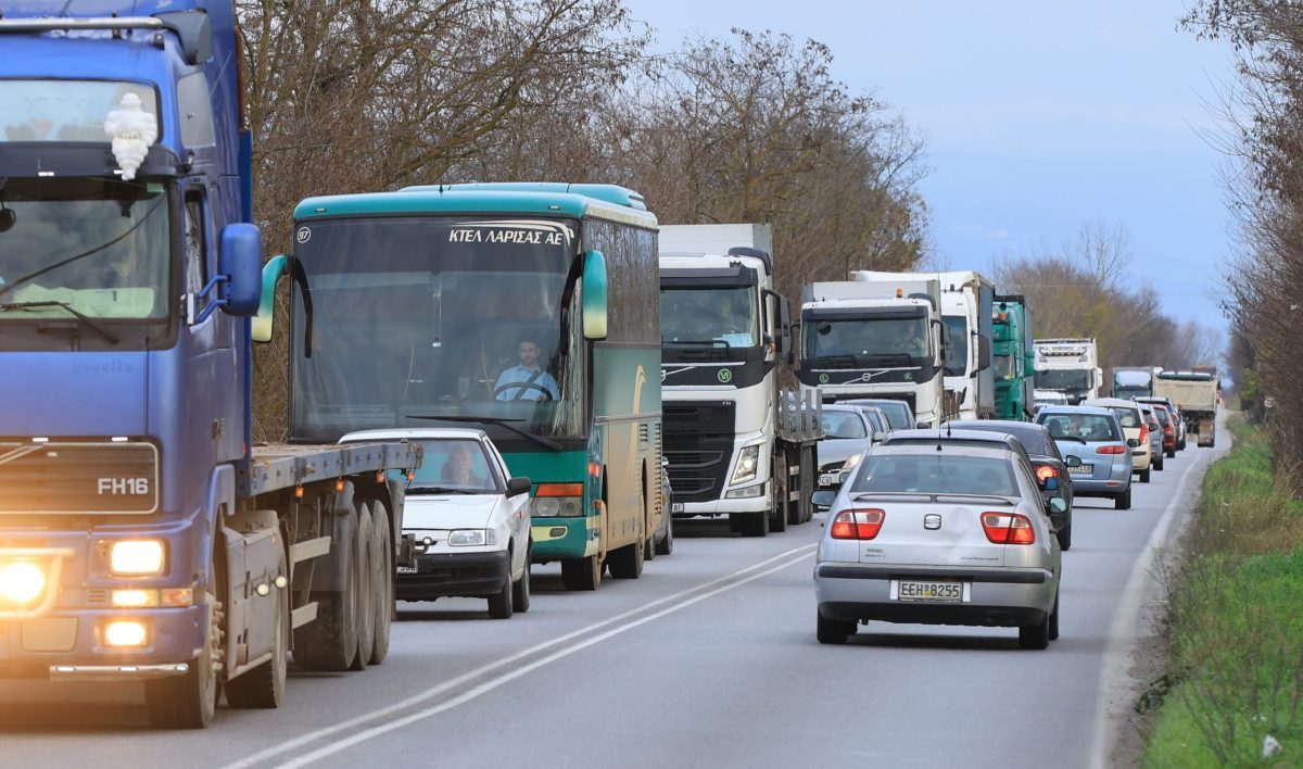 Αγροτικά μπλόκα: Κυκλοφοριακό «μπλακ άουτ» στην Αθηνών- Λαμίας – Τι θα συναντήσουν στους δρόμους οι εκδρομείς των Χριστουγέννων σήμερα