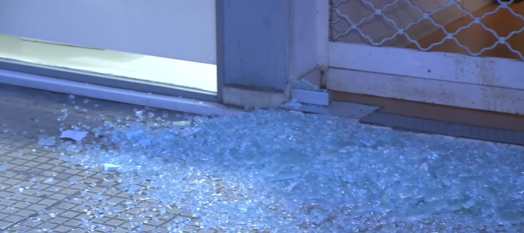 Επίθεση 40–50 νεαρών στο Κουκάκι: Σπασμένες τζαμαρίες και κατεστραμμένο ΑΤΜ μετά την πορεία αντιεξουσιαστών