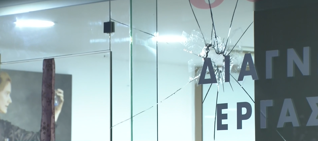 Επίθεση 40–50 νεαρών στο Κουκάκι: Σπασμένες τζαμαρίες και κατεστραμμένο ΑΤΜ μετά την πορεία αντιεξουσιαστών