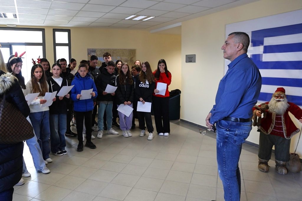 Σχολεία και εκπρόσωποι Συλλόγων τα…”έψαλαν” στον Δ. Κουρέτα και αντάλλαξαν ευχές
