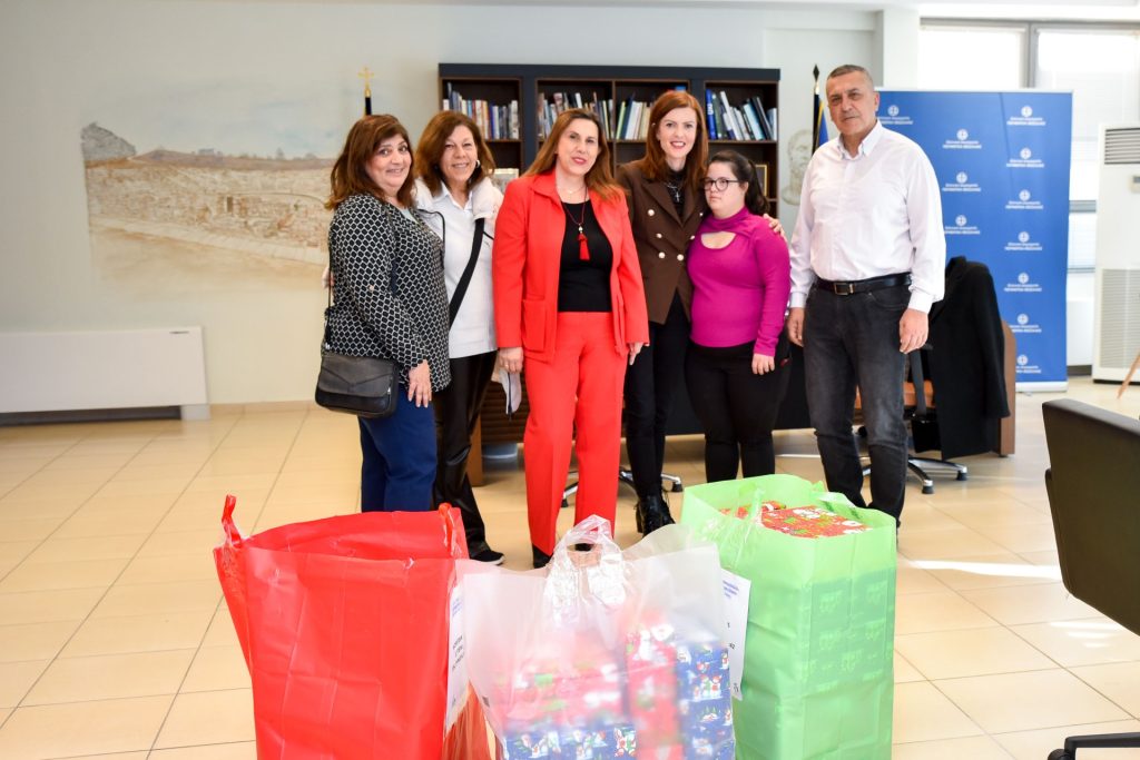 Σχολεία και εκπρόσωποι Συλλόγων τα…”έψαλαν” στον Δ. Κουρέτα και αντάλλαξαν ευχές