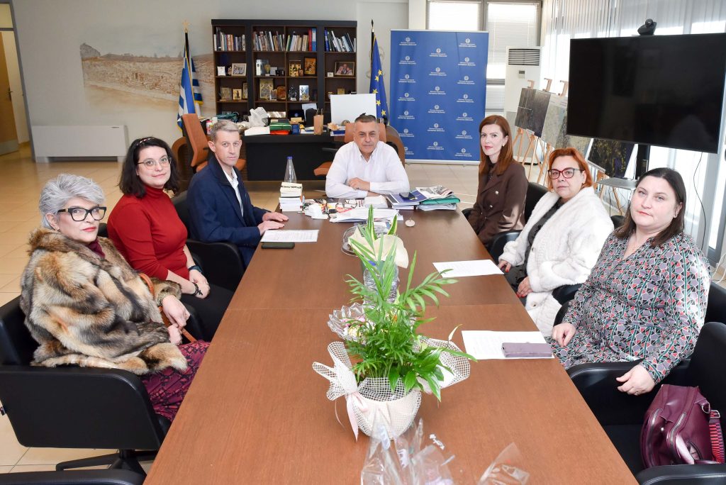 Σχολεία και εκπρόσωποι Συλλόγων τα…”έψαλαν” στον Δ. Κουρέτα και αντάλλαξαν ευχές