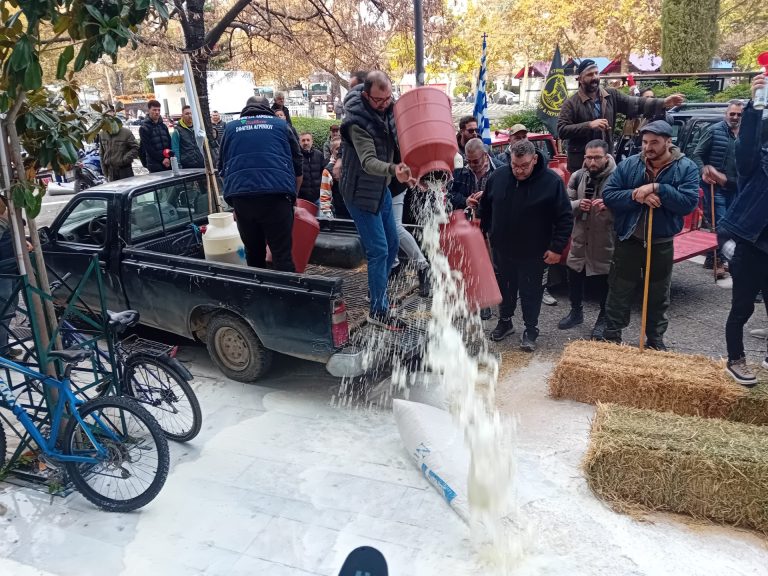 Γάλα, άχυρο και ζωοτροφές στην Κεντρική Πλατεία της Λάρισας απο οργισμένους κτηνοτρόφους