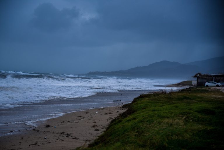Ραγδαίες βροχοπτώσεις και έντονη δραστηριότητα κεραυνών στα νησιά του Αιγαίου