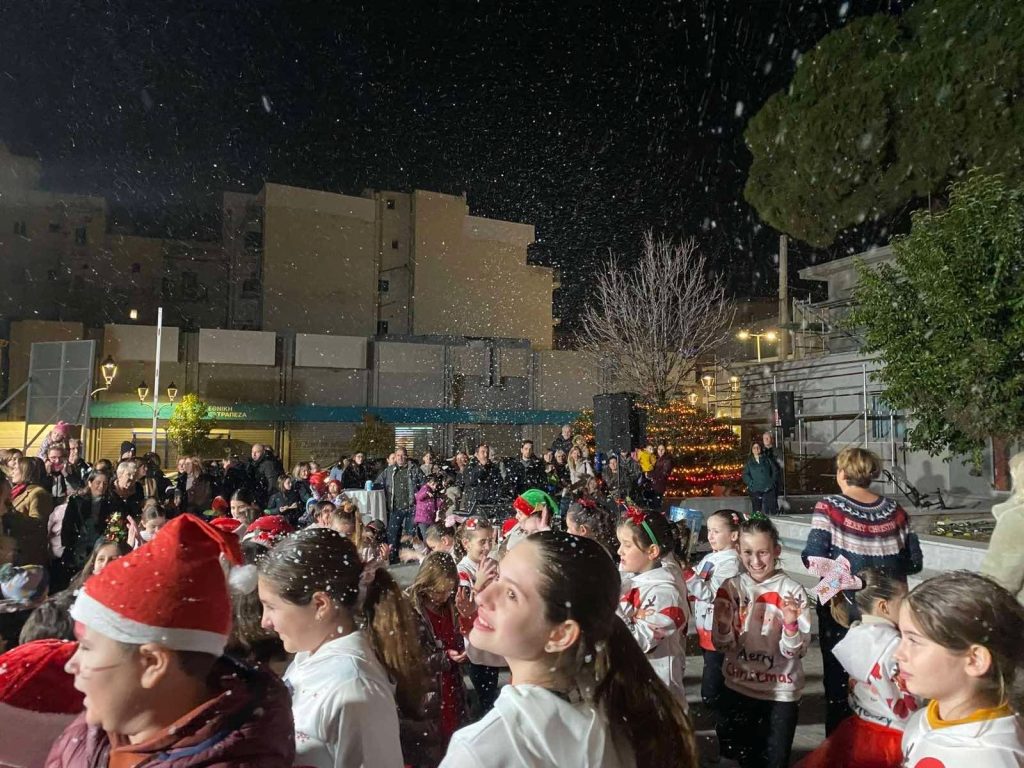 Χριστουγεννιάτικες νότες, χαμόγελα και παιδικές φωνές στο προαύλιο του Διοικητηρίου στον Βόλο